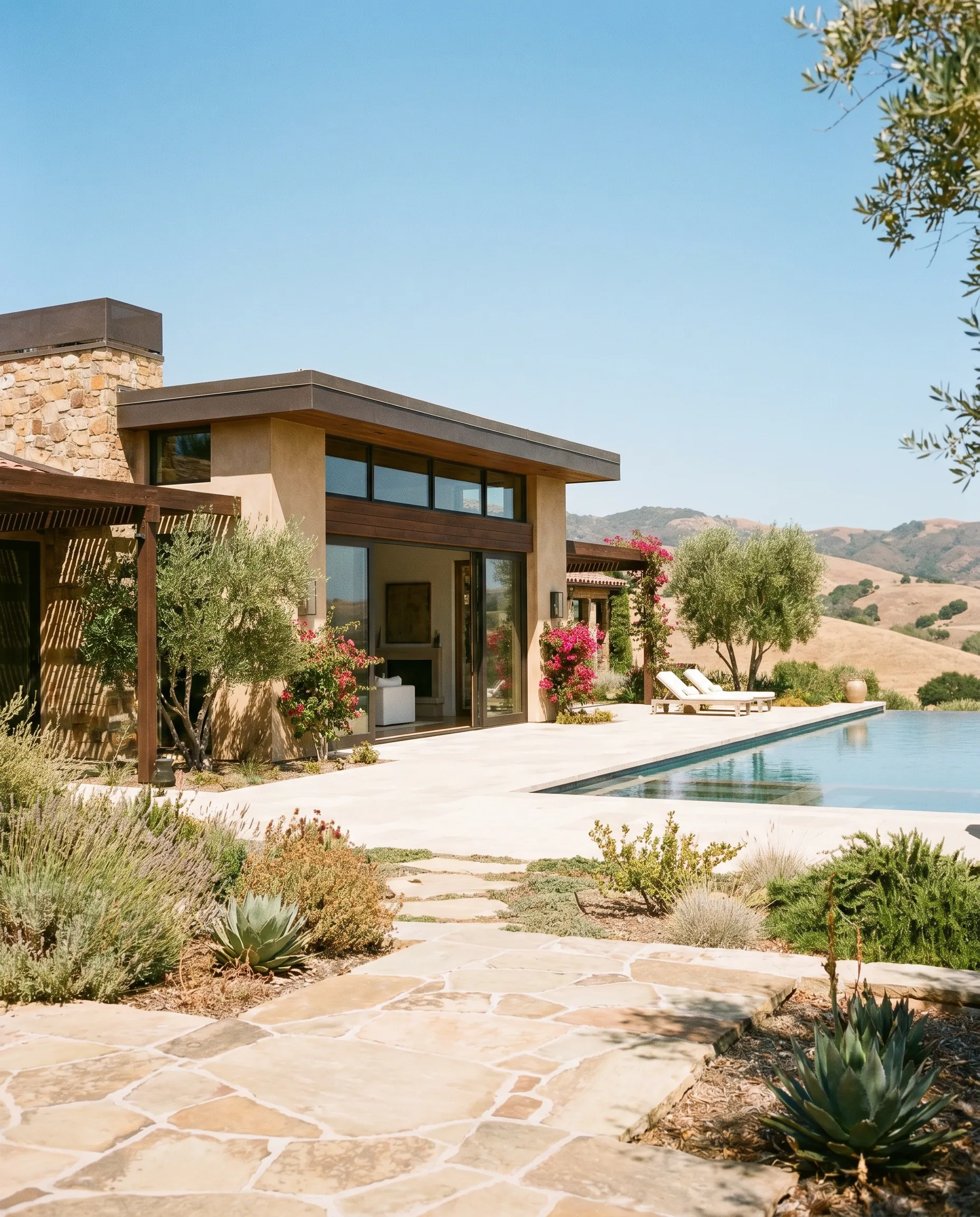 Contemporary dry-climate house with Floo water systems